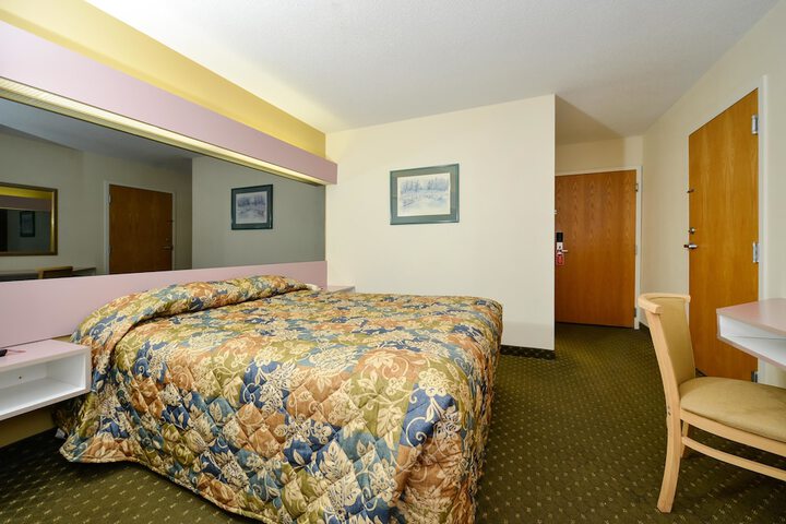1 Queen Bed (5 of 9)