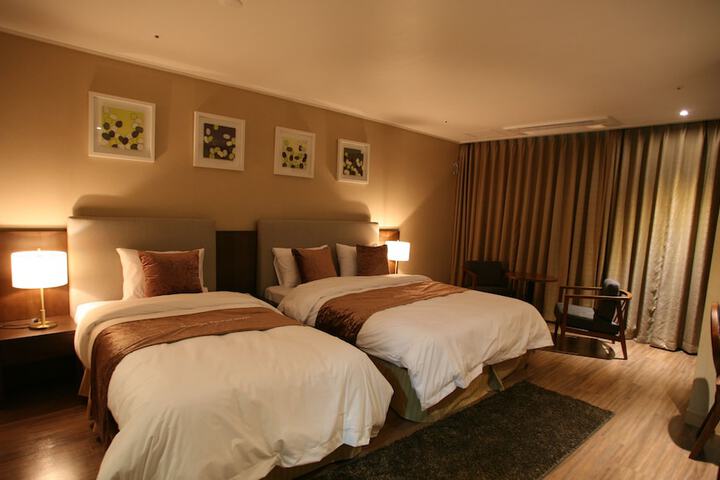 Room 12 of 83