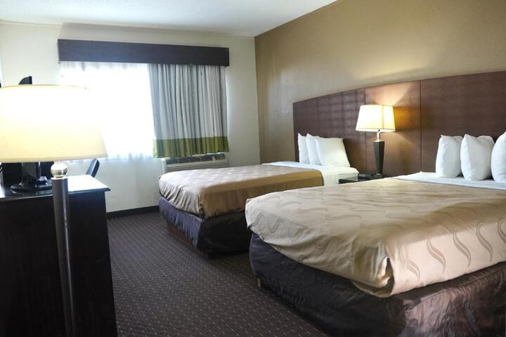 Queen Accessible Room (11 of 12)