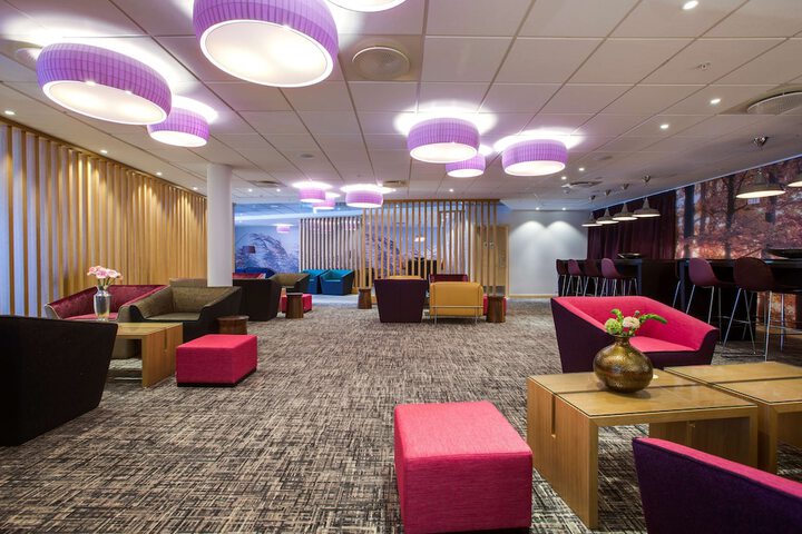 Lounge 47 of 61