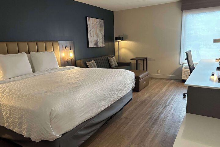 1 King Bed Sofa Bed Desk Microwave and Refrigerator WiFi Keurig Coffee Maker Full Breakfast (6 of 6)