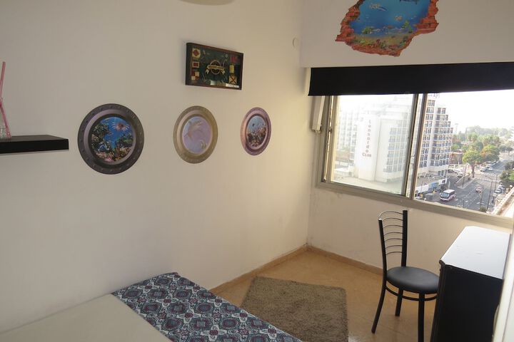 Room 6 of 25
