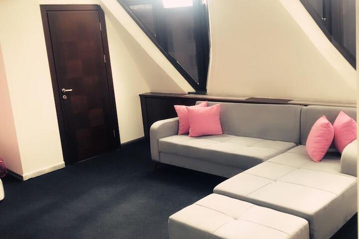 Room 4 of 8