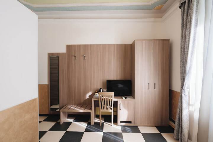 Room 38 of 180