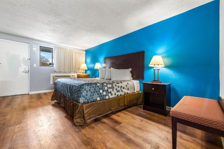 1 King Bed (3 of 4)