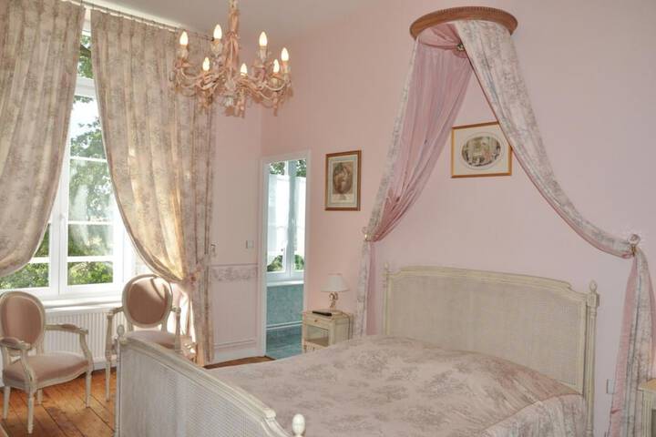 Room 8 of 18