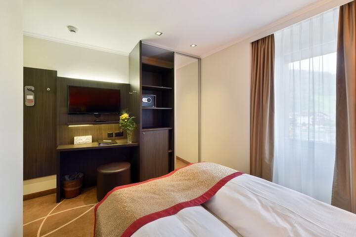Room 30 of 103