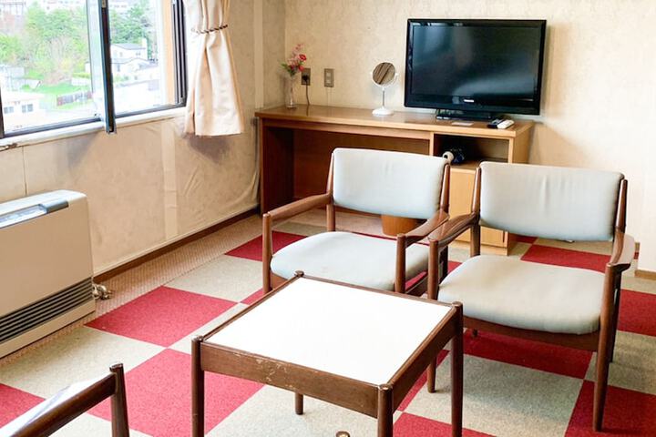 Room 4 of 33