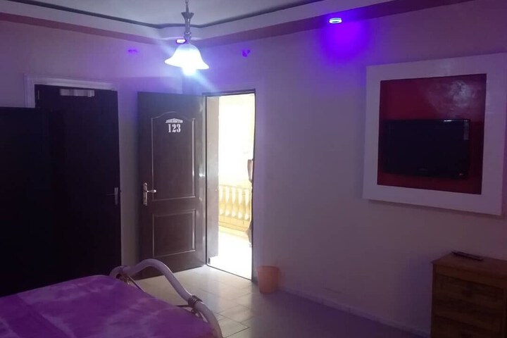 Room 12 of 28