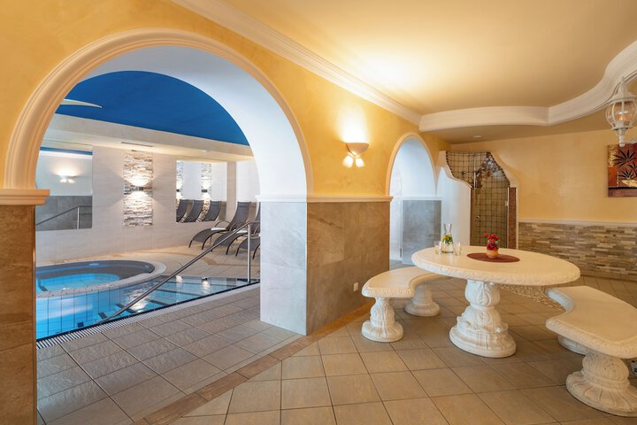 Hotel Pool