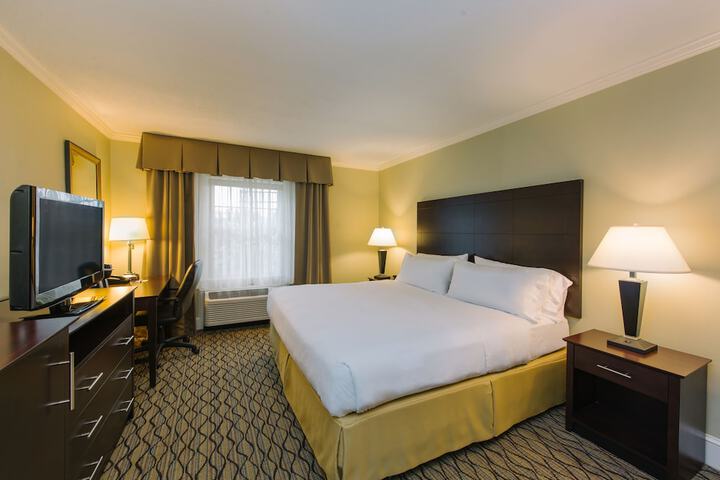 1 King Bed (2 of 13)