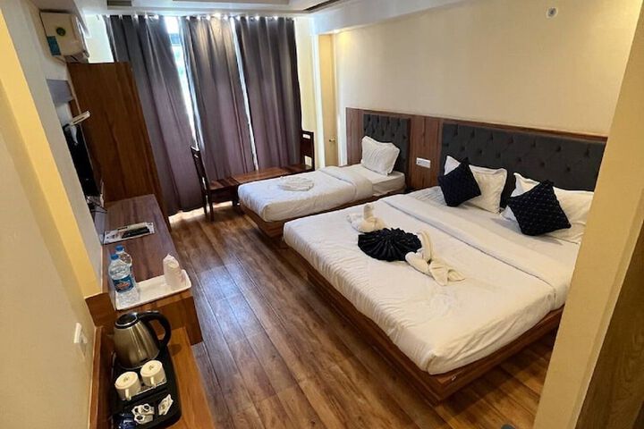 Room 6 of 13