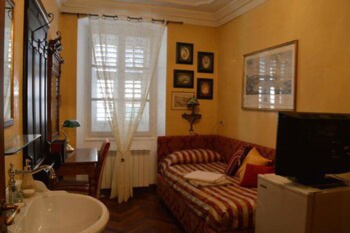 Room 13 of 20