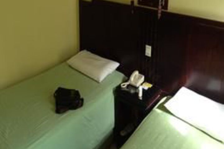 Room 6 of 8