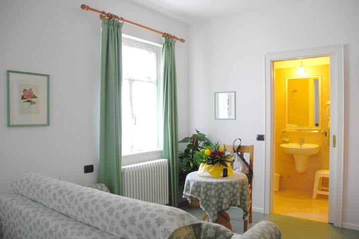 Room 9 of 125