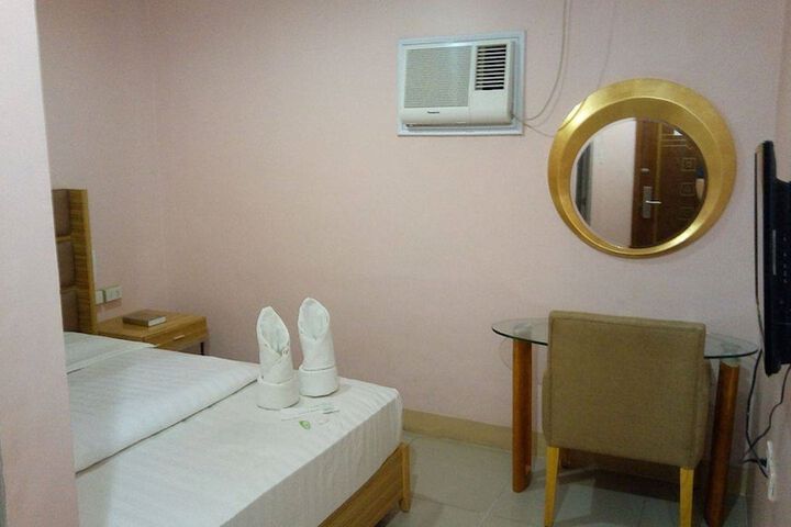 Room 6 of 18