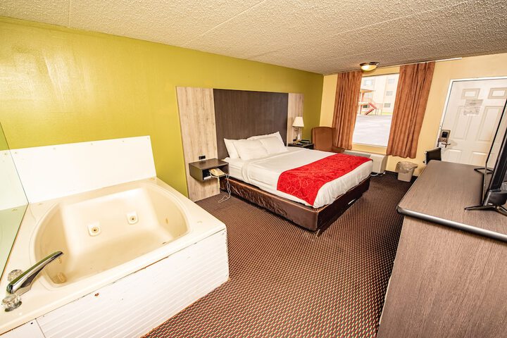 1 King Bed Hot Tub (5 of 10)
