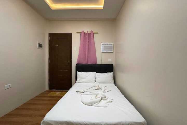 Room 4 of 63