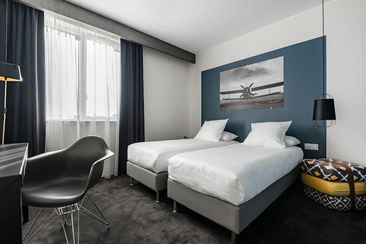 Room 6 of 27