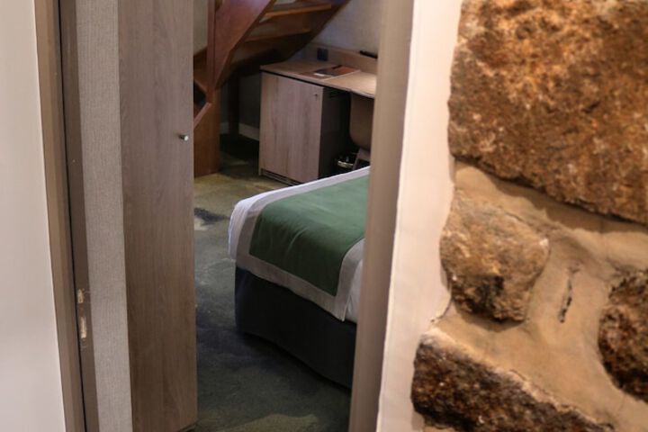 Room 28 of 94