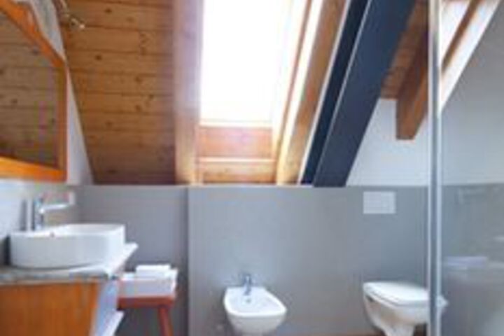 Room 3 of 65