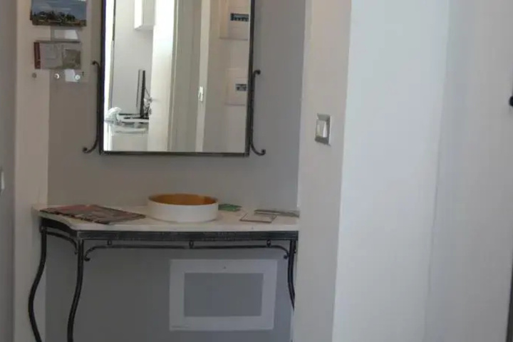 Room 9 of 10