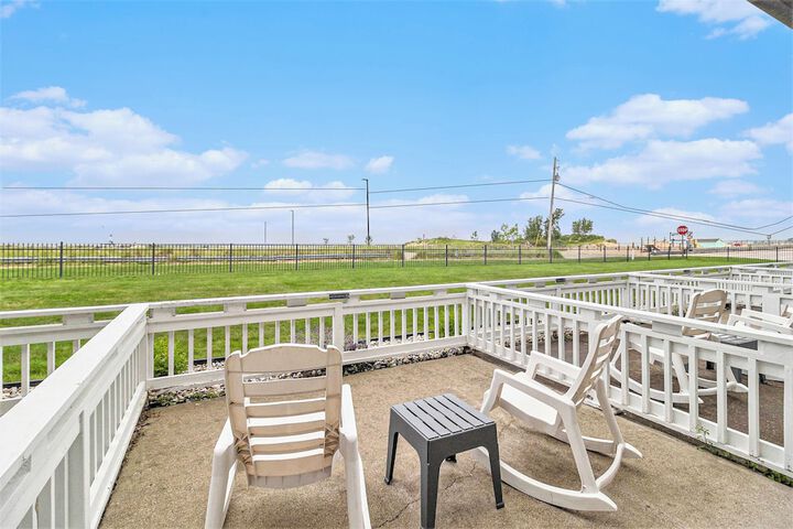 Economy Queen Bed Lake View Patio (37 of 82)