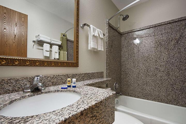 1 King Bed Microwave and Refrigerator 32 Inch LCD Television High Speed Internet Full Breakfast (8 of 8)