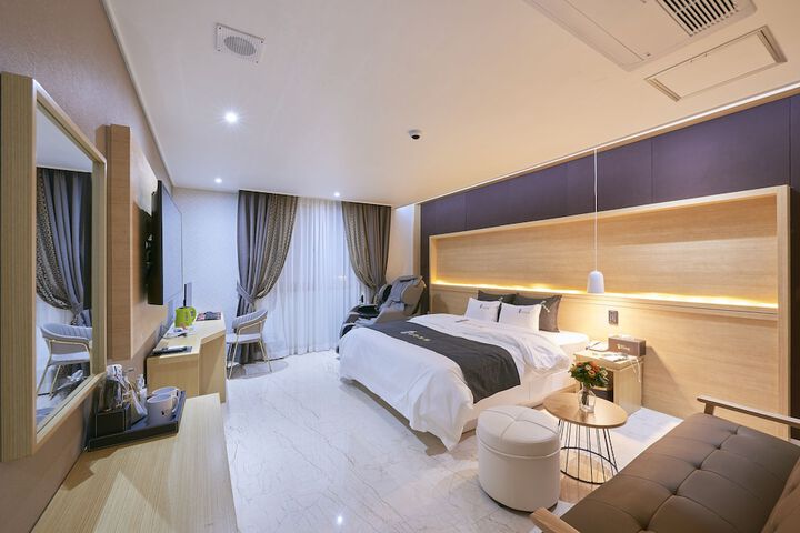 Room 33 of 61