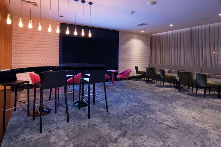 Lounge 68 of 74
