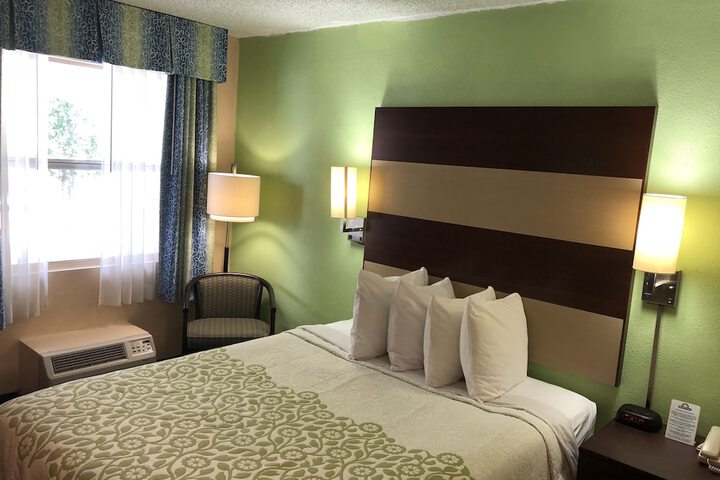 1 Queen Bed (4 of 19)