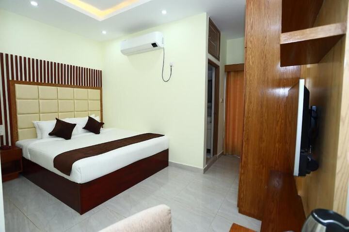 Room 13 of 32