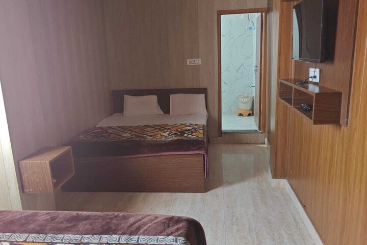 Room 12 of 28