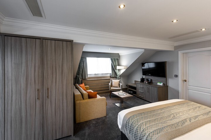 Room 10 of 100