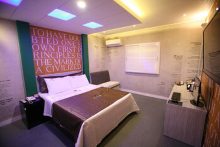 Room 12 of 18