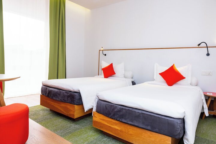 Room 10 of 28