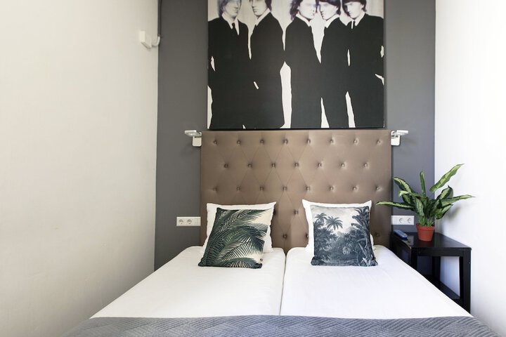 Room 11 of 100