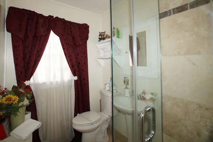 Room 5 of 16