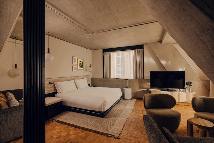 Room 53 of 102