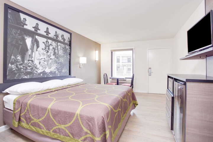 1 King Bed (4 of 5)