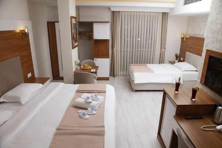 Room 6 of 9