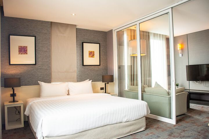 Room 28 of 142
