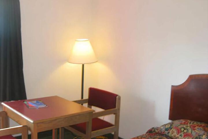 2 Queen Bed Bed with Free WiFi Flat Screen TV Refrigerator, Microwave (5 of 5)