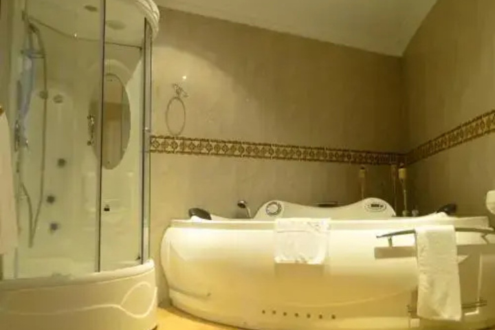 Room 6 of 10