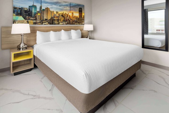 1 Queen Bed (4 of 6)