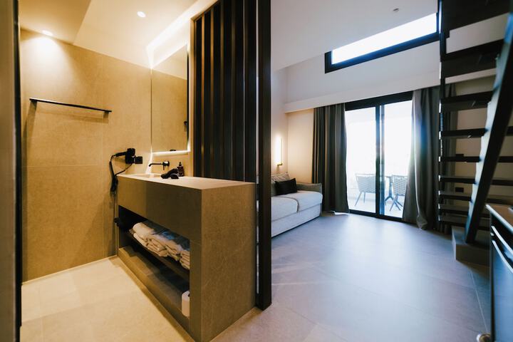 Room 4 of 16