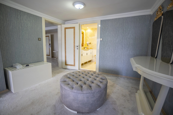 Room 13 of 28
