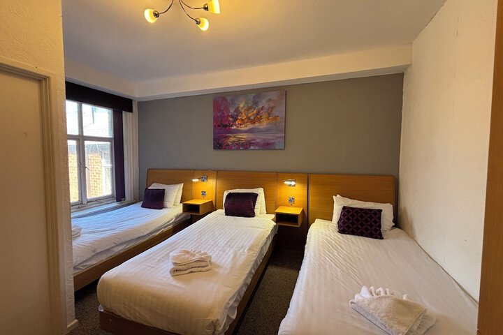 Room 28 of 76