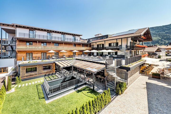 Hotel Exterior 175 of 180