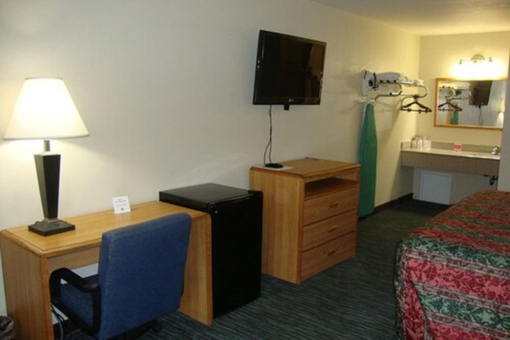 1 King Bed (6 of 10)